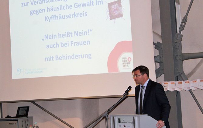 Im Zentrum der Aufmerksamkeit - Behinderte Menschen (Foto: Karl-Heinz Herrmann)