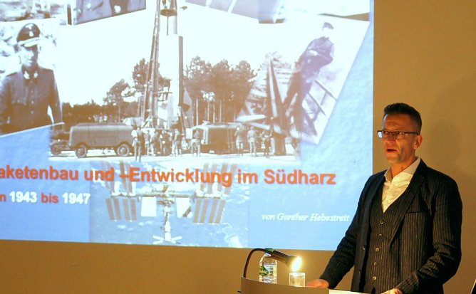 Hebestreit bei seinem Vortrag (Foto: Regionalmuseum)