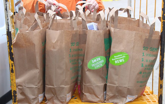 Weihnachtst&uuml;ten &uuml;bergeben (Foto: Karl-Heinz Herrmann)