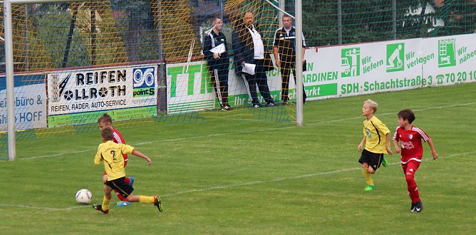 Angreifen mit dem Rücken zum Tor (Foto: Karl-Heinz Herrmann) Angreifen mit dem Rücken zum Tor (Foto: Karl-Heinz Herrmann)