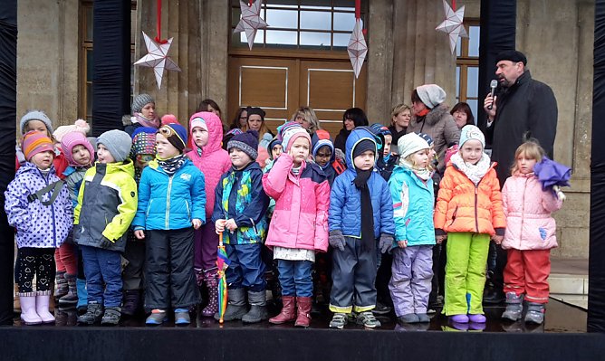 Feuchter Start des Weihnachtsmarkts (Foto: Karl-Heinz Herrmann)