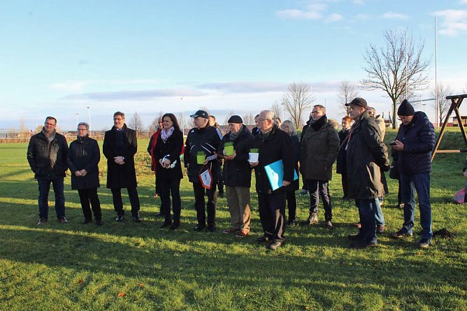 Sportplatz Oldisleben &uuml;bergeben (Foto: Karl-Heinz Herrmann)