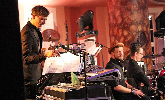 Stehende Ovationen im Achteckhaus (Foto: Karl-Heinz Herrmann)