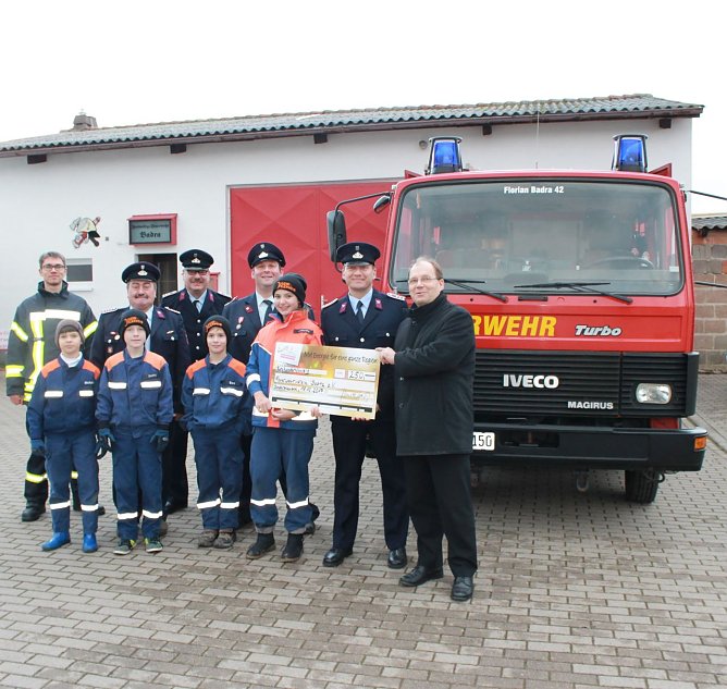 Spende für Feuerwehrverein Badra (Foto: Stadtwerke Sondershausen) Spende für Feuerwehrverein Badra (Foto: Stadtwerke Sondershausen)