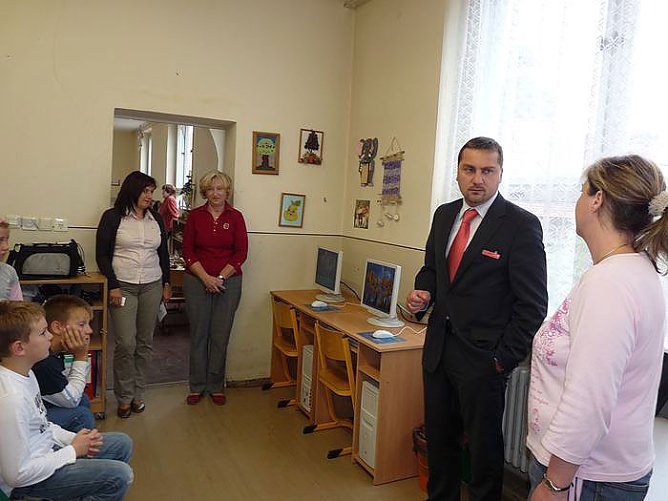 PC-Übergabe an Grundschule Heldrungen (Foto: Karl-Heinz Herrmann) PC-Übergabe an Grundschule Heldrungen (Foto: Karl-Heinz Herrmann)