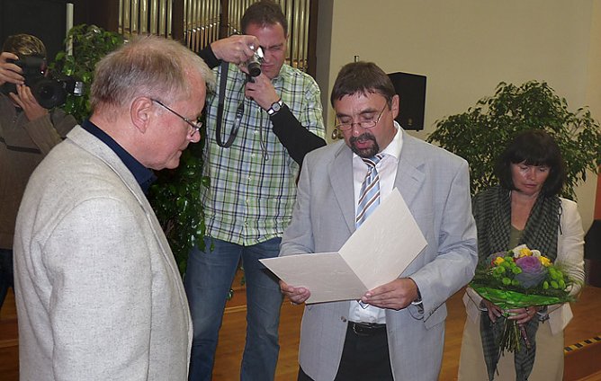 Ehrengabe an Dr surup (Foto: Karl-Heinz Herrmann)