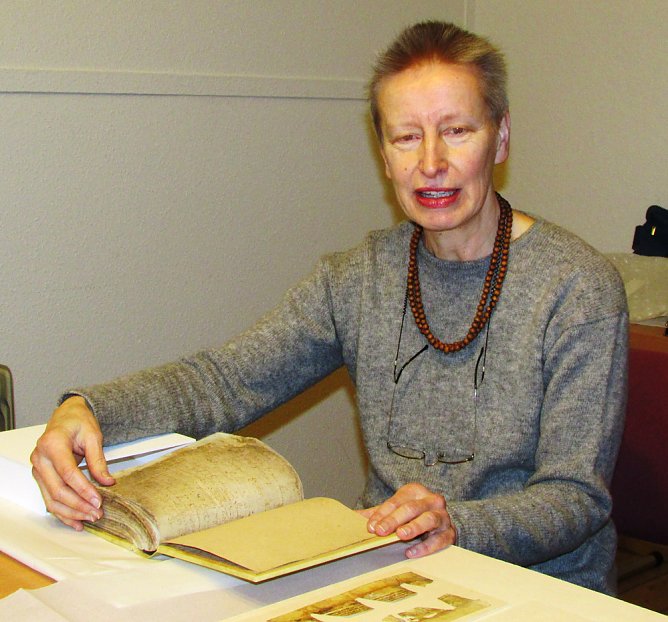 Arterner Heimatverein lie&szlig; 438 Jahre altes Buch sanieren (Foto: Andreas Schm&ouml;lling)