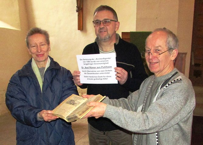 Arterner Heimatverein lie&szlig; 438 Jahre altes Buch sanieren (Foto: Andreas Schm&ouml;lling)