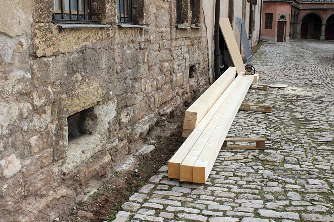 Erste Sicherungsarbeiten am Schloss (Foto: Karl-Heinz Herrmann) Erste Sicherungsarbeiten am Schloss (Foto: Karl-Heinz Herrmann)