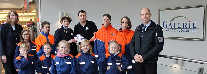 Spende für die Jugendfeuerwehr (Foto: Karl-Heinz Herrmann) Spende für die Jugendfeuerwehr (Foto: Karl-Heinz Herrmann)