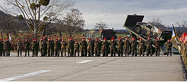 Paradeaufstellung auf dem Schlossplatz (Foto: Bundeswehr) Paradeaufstellung auf dem Schlossplatz (Foto: Bundeswehr)
