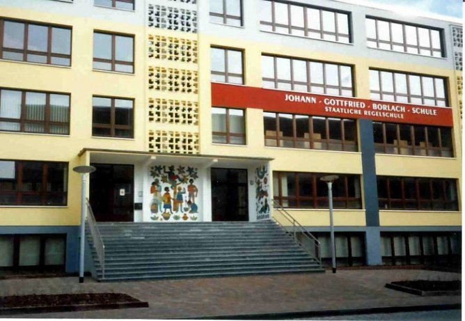 Polizei mit Präsenz an Borlach-Schule (Foto: Radio Artern) Polizei mit Präsenz an Borlach-Schule (Foto: Radio Artern)