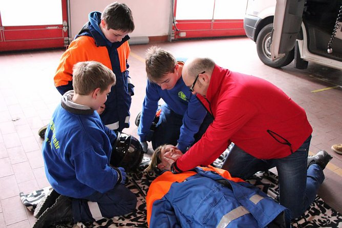 Junge Feuerwehrleute bei DRK-Ausbildung (Foto: Karl-Heinz Herrmann)