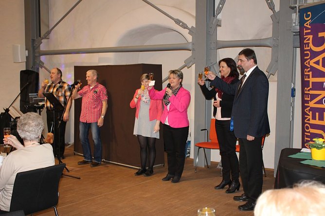 Mit Sir Henry gefeiert (Foto: Karl-Heinz Herrmann)