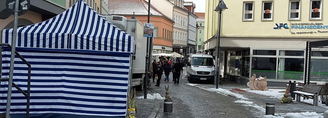 Osterhase holte sich kalte F&uuml;&szlig;e (Foto: Karl-Heinz Herrmann)