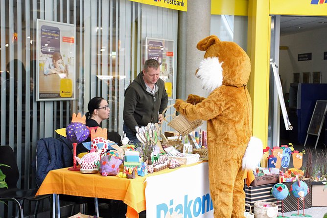 Osterhase holte sich kalte F&uuml;&szlig;e (Foto: Karl-Heinz Herrmann)