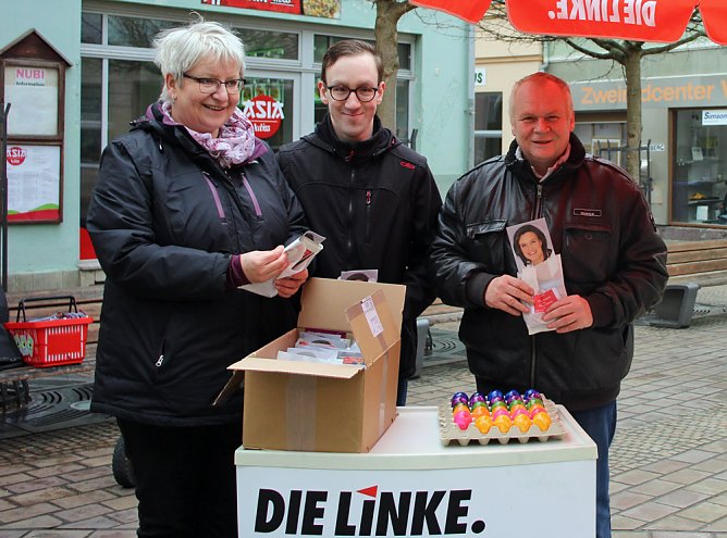 Ostereierverteilung im Zeichen des Wahlkampfes (Foto: Karl-Heinz Herrmann)