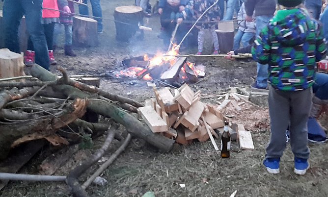 Stimmung beim Osterfeuer mit Hindernissen (Foto: Karl-Heinz Herrmann)