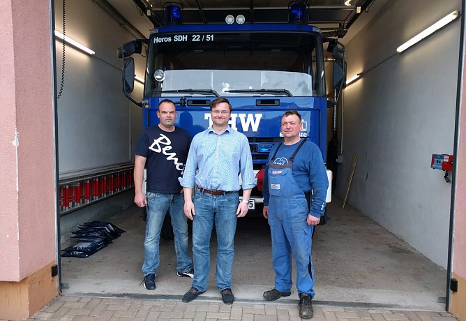 Schard informiert sich beim THW (Foto: Stefan Schard)