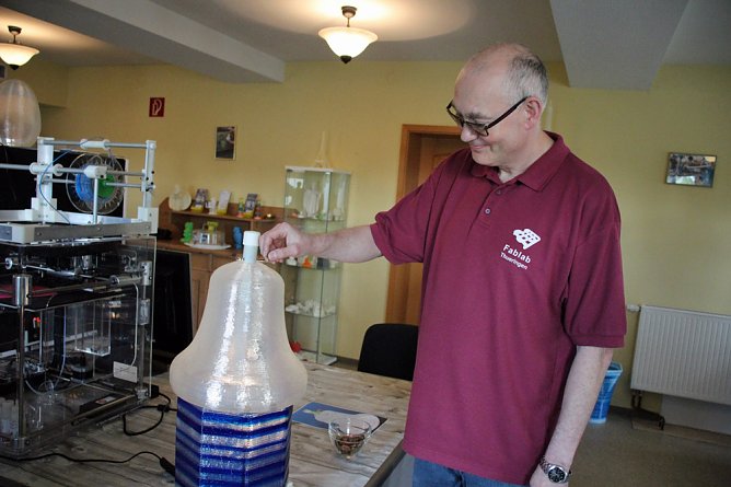 Spendenglocke mit Klang? (Foto: Karl-Heinz Herrmann) Spendenglocke mit Klang? (Foto: Karl-Heinz Herrmann)