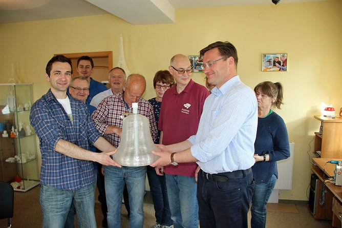 Spendenglocke mit Klang? (Foto: Karl-Heinz Herrmann) Spendenglocke mit Klang? (Foto: Karl-Heinz Herrmann)