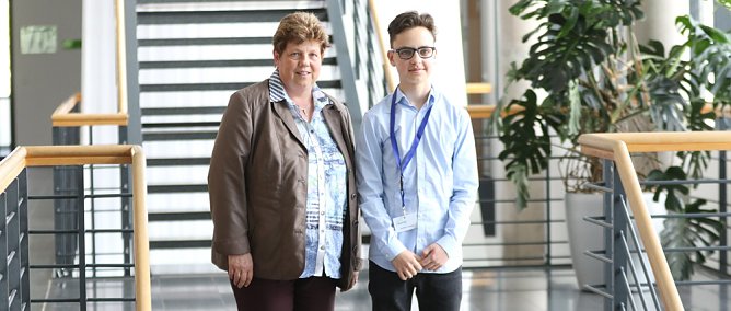 Mädchen und Jungen erhalten Einblicke in Politik und Verwaltung (Foto: Gudrun Holbe) Mädchen und Jungen erhalten Einblicke in Politik und Verwaltung (Foto: Gudrun Holbe)