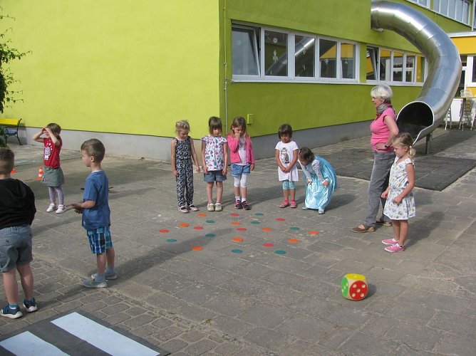 Verkehrssicherheitstag im Kita  G&auml;nsebl&uuml;mchen Ro&szlig;leben (Foto: Bernd M&uuml;ller)