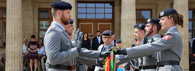 Wieder Soldatinnen und Soldaten vereidigt (Foto: Karl-Heinz Herrmann) Wieder Soldatinnen und Soldaten vereidigt (Foto: Karl-Heinz Herrmann)
