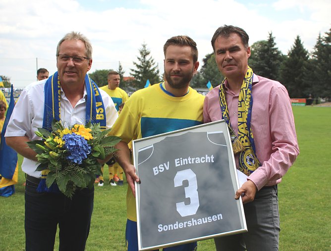 Verabschiedet und begrüßt (Foto: Karl-Heinz Herrmann) Verabschiedet und begrüßt (Foto: Karl-Heinz Herrmann)