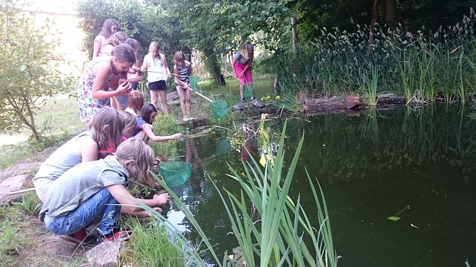 Praktischer Unterricht auf dem Abenteuerspielplatz (ASP) (Foto: Stadtjugendring) Praktischer Unterricht auf dem Abenteuerspielplatz (ASP) (Foto: Stadtjugendring)