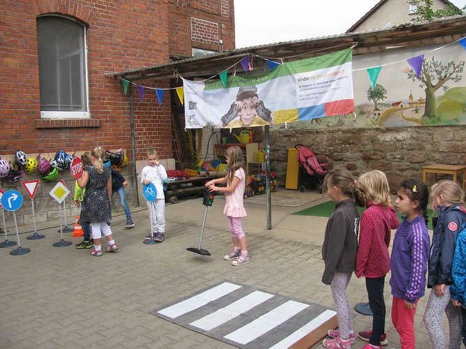 Verkehrssicherheitstag in der Kita Oldisleben (Foto: Bernd Müller) Verkehrssicherheitstag in der Kita Oldisleben (Foto: Bernd Müller)