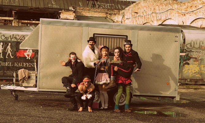 Finale im Zelt - der Zirkus Kadarka kommt (Foto: Studio 44 e.V.) Finale im Zelt - der Zirkus Kadarka kommt (Foto: Studio 44 e.V.)