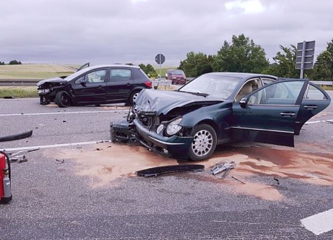 Schwerer Verkehrsunfall mit Kradfahrer (Foto: Freiwillige Feuerwehr Sondershausen-Bebra) Schwerer Verkehrsunfall mit Kradfahrer (Foto: Freiwillige Feuerwehr Sondershausen-Bebra)