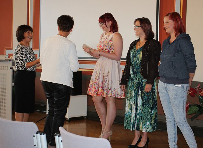 Zeugnisausgabe (Foto: Karl-Heinz Herrmann)