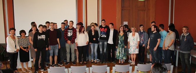 Zeugnisausgabe (Foto: Karl-Heinz Herrmann)