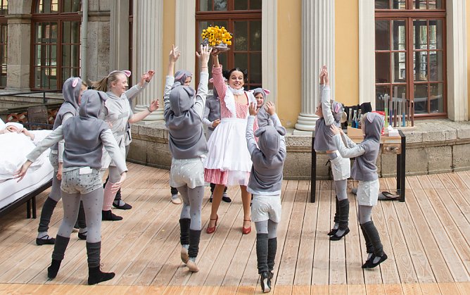 Pfiffige Magd angelt sich Mann (Foto: András Dobi) Pfiffige Magd angelt sich Mann (Foto: András Dobi)