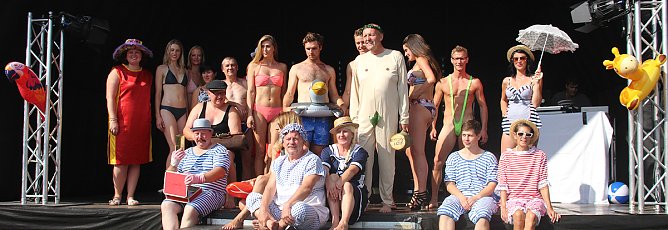 Publikumsmagnet Bademodenschau (Foto: Karl-Heinz Herrmann)