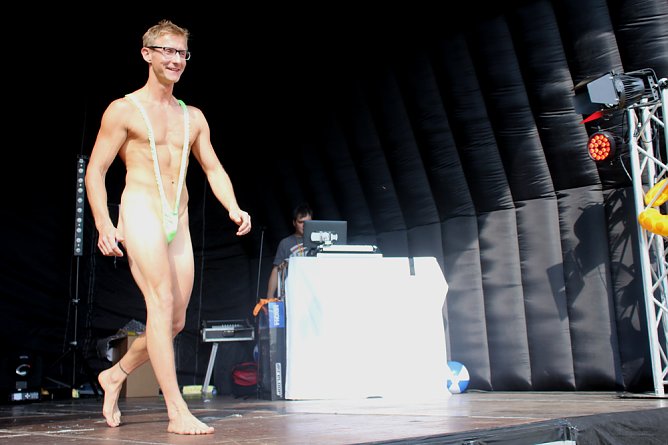 Publikumsmagnet Bademodenschau (Foto: Karl-Heinz Herrmann)