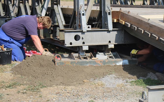 Brücke in Thalebra steht schon (Foto: Karl-Heinz Herrmann) Brücke in Thalebra steht schon (Foto: Karl-Heinz Herrmann)