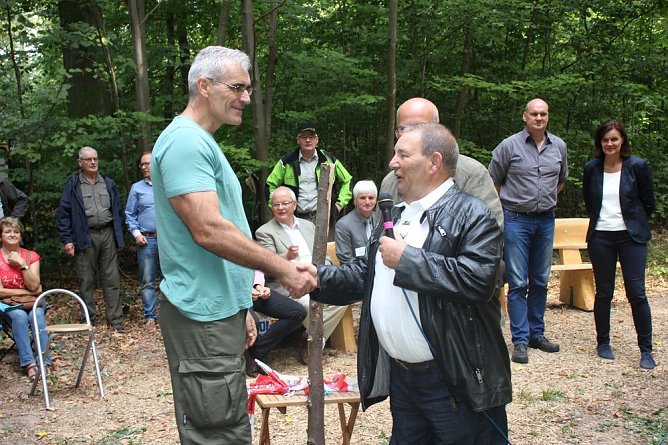 Haben wir bald ein Blutbuchenkönigin? (Foto: Karl-Heinz Herrmann) Haben wir bald ein Blutbuchenkönigin? (Foto: Karl-Heinz Herrmann)