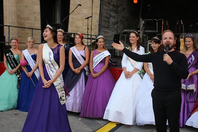 Sehr erfolgreicher Start des Weinfests (Foto: Karl-Heinz Herrmann)