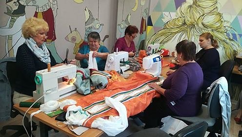 "Gemeinsam n&auml;hen macht Spa&szlig; " (Foto: Katharina Weizel)