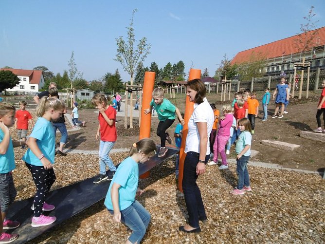 Übergabe Außenanlage der Grundschule Bottendorf (Foto: Landratsamt Kyffhäuserkreis) Übergabe Außenanlage der Grundschule Bottendorf (Foto: Landratsamt Kyffhäuserkreis)