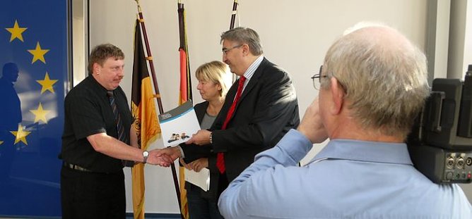 Lizenz übergeben (Foto: TLM) Lizenz übergeben (Foto: TLM)