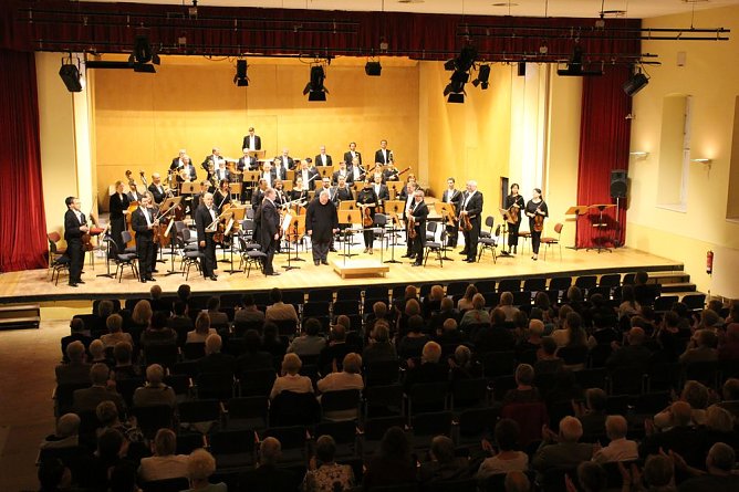 Virtuos im ersten Sinfoniekonzert (Foto: Karl-Heinz Herrmann) Virtuos im ersten Sinfoniekonzert (Foto: Karl-Heinz Herrmann)