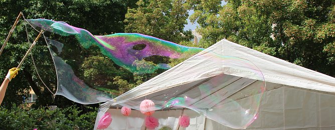 Welt-Seifenblasen-Tag – der internationale World Bubble Day (Foto: Karl-Heinz Herrmann) Welt-Seifenblasen-Tag – der internationale World Bubble Day (Foto: Karl-Heinz Herrmann)