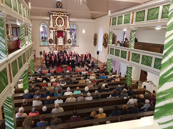 Gelungenes Konzert des Gospelchors Celebrate in Wiehe (Foto: Helfried Maas)