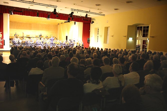 Begeisterndes Benefizkonzert (Foto: Karl-Heinz Herrmann) Begeisterndes Benefizkonzert (Foto: Karl-Heinz Herrmann)