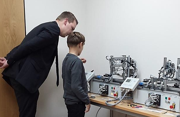 Herr Dr. Borowski beim Vorstellen der Lernmodule f&uuml;r eine Kunststoffsortierstrecke (Foto: Petra Hauschild)