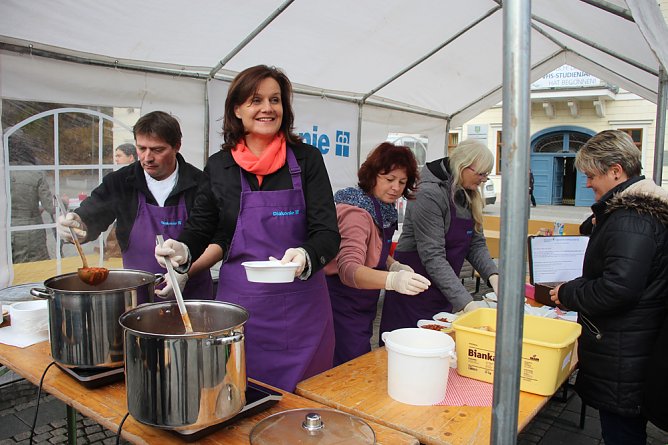Essen für den guten Zweck (Foto: Karl-Heinz Herrmann) Essen für den guten Zweck (Foto: Karl-Heinz Herrmann)